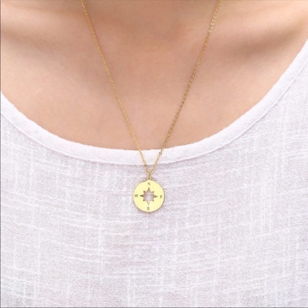 Compass wanderlust 18k vacuum plated necklace - Picture 2 of 4